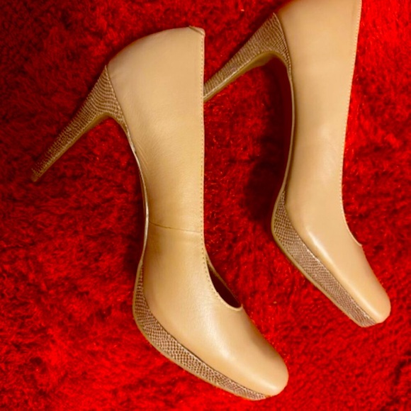 "Me Too" Holly Tan/Beige Leather Pumps with a textured heel and platform. 9.5 4 - Picture 7 of 7
